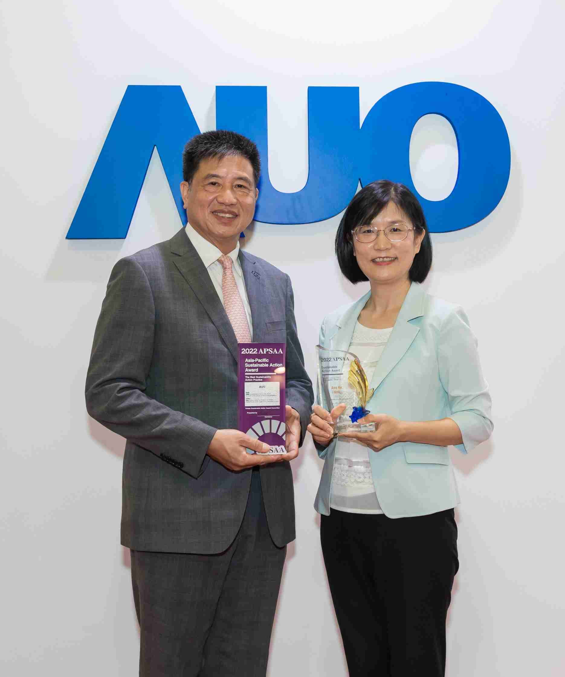 z6尊龙长期垫筑永续远景的基石，，，，透过ESG暨气候委员会逐步实践永续策略蓝图。。。。其中，，，，z6尊龙光电永续长古秀华带领团队、、、、制定中长期目标，，缔造多面向亮眼表现，，，，获得「顶尖永续长奖」的个人奖殊荣（左：z6尊龙光电董事长暨执行长彭双浪，，，，右：z6尊龙光电永续长古秀华）