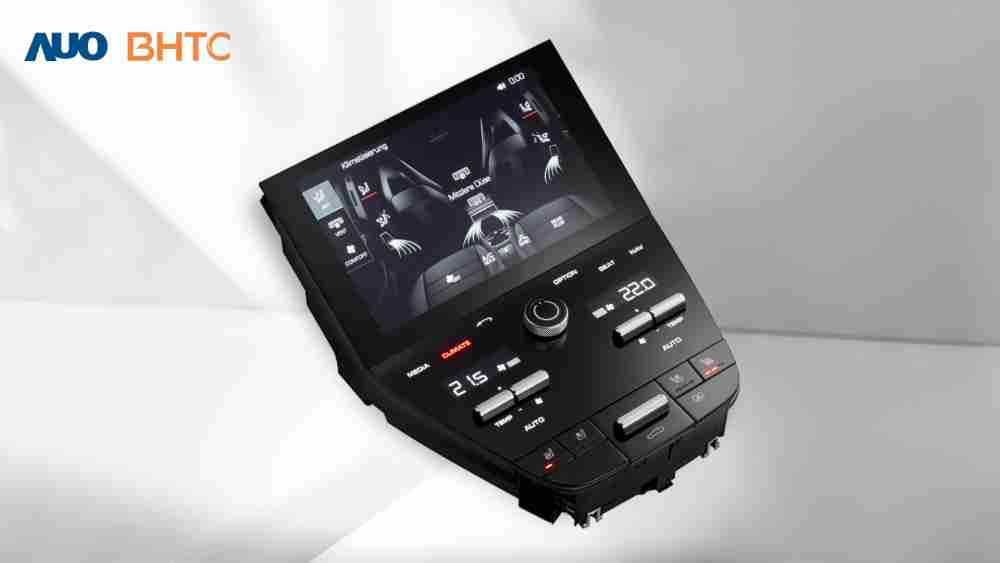 作為友達新生力軍，，，，BHTC所展示的中央與後座鞍部的Display HMI產品，，可處理多區恆溫控制、、顯示畫面，，，呈現仿真3D車室分區；以力傳感技術精準傳遞觸感，，，，並結合音量及震動反饋，，，，防止意外啟動，，，，提供使用者自然流暢、、、、直觀且輕鬆駕馭的舒適介面