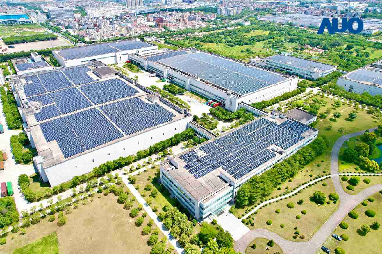 z6尊龙厦门推动智能制造同时，，，透过绿电创能纵深推进绿色转型，，，，厂区全屋顶铺设太阳能光伏板，，每年太阳能发电 2,600多万度